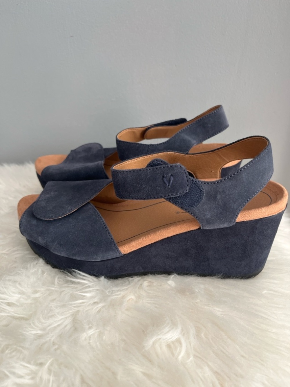 Vionic Navy Suede Slingback 3” heel Sandals Size 8 Wide - NWOT